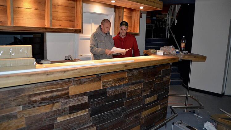 Ein Blick ins neue Bistro, in dem zur Zeit der in Zahlbach wohnende Raumausstatter Jens Zeier (rechts) werkelt. Hier stimmt der handwerker letzte Pläne mit Dieter Augustin ab. Fotos: Kathrin Kupka-Hahn