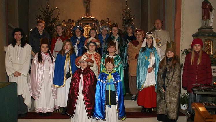 Die Sternsinger aus Ober-, Unter- und Neuschleichach mit Pfarrvikar Michael Weck Foto: Sabine Weinbeer