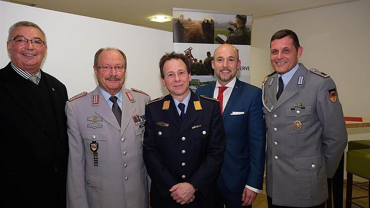 Neujahrsempfang der Reservisten-Kreisgruppe (von links: Manfred Stange, Kurt Berger, Norbert Rückel, Alexander Hoffmann und Dirk Weber). Foto: Gerd Schaar