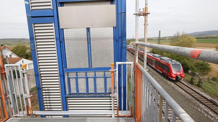 Jetzt muss der Lift nur noch am Bahnübergang befestigt werden. Foto: Josef Hofbauer