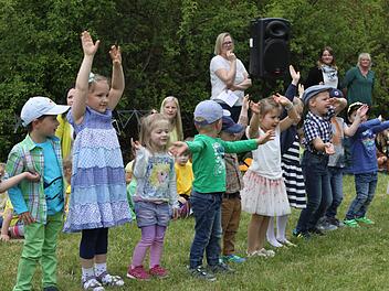 "Im Kindergarten fangen alle Kinder an" - mit diesem Lied wurden die Gäste begrüßt und mit verschiedenen Vorführungen der einzelnen Gruppen erfreut.  Foto: Michael Wunder
