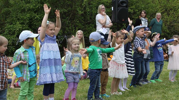"Im Kindergarten fangen alle Kinder an" - mit diesem Lied wurden die Gäste begrüßt und mit verschiedenen Vorführungen der einzelnen Gruppen erfreut.  Foto: Michael Wunder