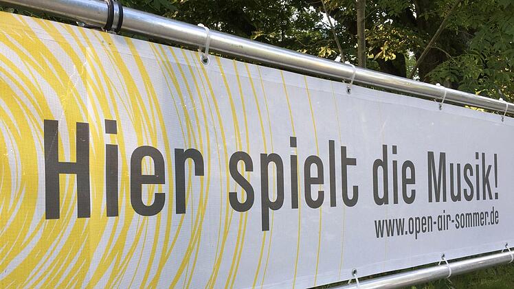 Umjubelter Auftritt: Michael Patrick Kelly fasziniert im ausverkauften Schlosshof von Tambach. Foto: Jochen Berger