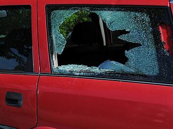 Zwei Kinder sperrten sich im Wagen ihrer Mutter ein und mussten von der Feuerwehr daraus befreit werden. Zwei Kinder sperrten sich im Wagen ihrer Mutter ein und mussten von der Feuerwehr daraus befreit werden.