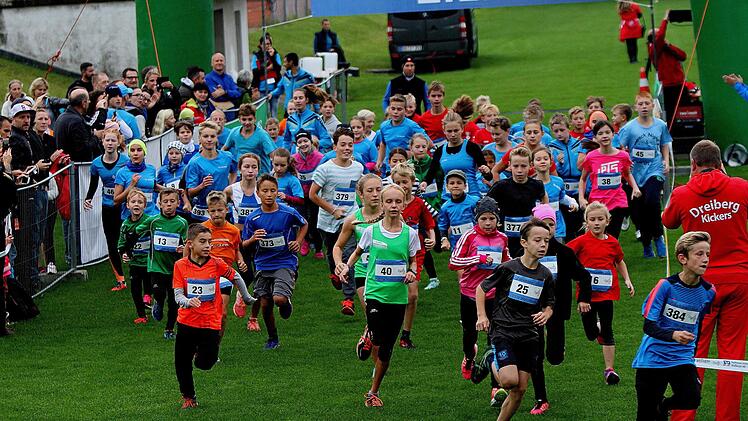 61 Buben und Mädchen gehen hier auf den Schülerlauf über 2,5 km
