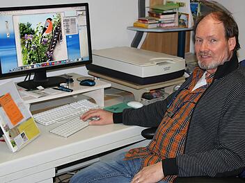 In seinem Creativ-Studio gestaltet Teddy Katzenberger seit 1988 Drucksachen, Broschüren, Festschriften usw. Er ist auch Inhaber der Buch- und Schreibwarenhandlung "Tintenfässchen". Im Erzählcafé des Juliusspitals in Münnerstadt berichtete er aus einem Leben.  Foto: Dieter Britz