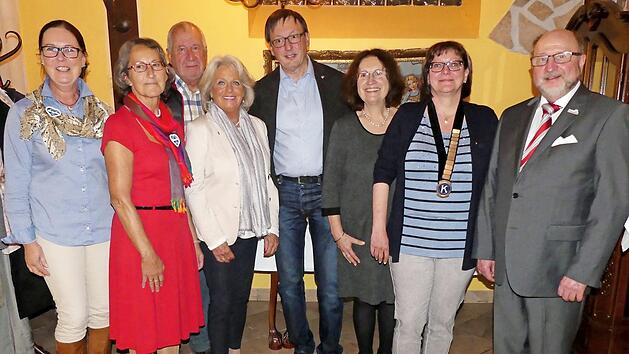 Das neue F&uuml;hrungsteam des Kulmbacher Kiwanis-Clubs mit Past Governor Ralf-Otto Gogolinski (rechts) und Lt. Governor Annegret Pachner (links)  Foto: Dieter H&uuml;bner