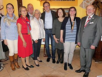 Das neue Führungsteam des Kulmbacher Kiwanis-Clubs mit Past Governor Ralf-Otto Gogolinski (rechts) und Lt. Governor Annegret Pachner (links)  Foto: Dieter Hübner