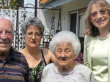 Zum 90. Geburtstag gratulierten Herrmann Anneser (vorn l.) seine Tochter Angelika (hinten l.), Zweite Bürgermeisterin Renate Schroff (hinten r.) und seine Frau Käthe. Foto: Gabriela Ruyter