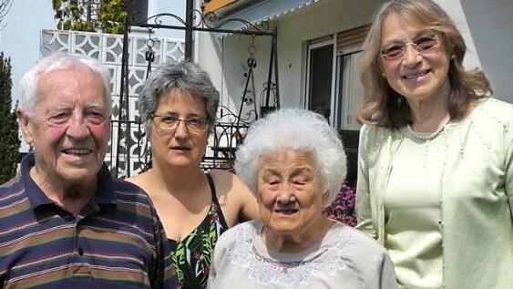 Zum 90. Geburtstag gratulierten Herrmann Anneser (vorn l.) seine Tochter Angelika (hinten l.), Zweite Bürgermeisterin Renate Schroff (hinten r.) und seine Frau Käthe. Foto: Gabriela Ruyter
