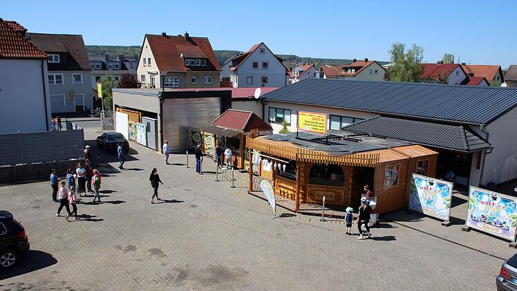 Auf ihrem Hof in der Dechant-Reuder-Straße 14 in Forchheim haben die Zinneckers gewissermaßen Frankens erste "Kerwa to go" eröffnet. Foto: Ronald Heck