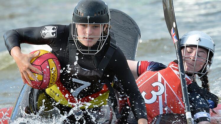 Nationalspielerin Nele Schmalenbach und ihre Mannschaftskolleginnen vom Coburger Paddel- und Segelclub müssen sich derzeit in Geduld üben und dürfen Kanupolo nur mit einem Mindestabstand von eineinhalb Metern ausüben. Engen Körperkontakt, so wie im Vorjahr beim U 21-Europameisterschaftsfinale in Coimbra (Portugal), darf es nicht geben. Foto: Archiv/Hans Jansen