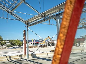 Durch das Stahlgerippe des früheren Baumarktgebäudes sieht man hinüber zum neuen Standort nördlich der B 22. Fotos: Lea Schreiber