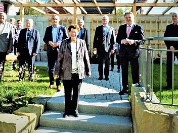 Mit ihrer Familie, Bekannten sowie treuen Wegbegleitern feierte Martha Rödel-Schaller ihren 90. Geburtstag. Eine besondere Freude bereiteten der Jubilarin die Aktiven des Musikvereins Ludwigschorgast, die ihr ein Ständchen spielten. Foto: Werner Reißaus