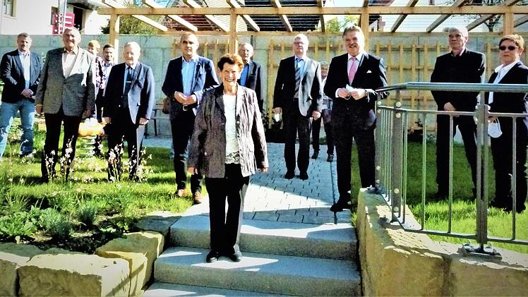 Mit ihrer Familie, Bekannten sowie treuen Wegbegleitern feierte Martha Rödel-Schaller ihren 90. Geburtstag. Eine besondere Freude bereiteten der Jubilarin die Aktiven des Musikvereins Ludwigschorgast, die ihr ein Ständchen spielten. Foto: Werner Reißaus