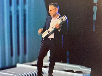 Show auf dem Schaltkasten: Philipp Steinberger präsentierte die Firma Wöhner auf der Hannover Messe in einem originellen Live-Stream. Foto: Screenshot Christiane Lehmann