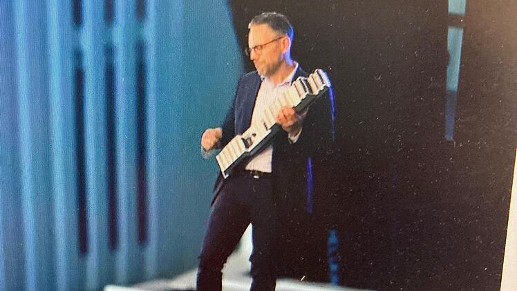 Show auf dem Schaltkasten: Philipp Steinberger präsentierte die Firma Wöhner auf der Hannover Messe in einem originellen Live-Stream. Foto: Screenshot Christiane Lehmann
