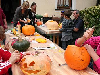 Lou und Nina schnitzten Halloween-Kürbisse. Foto: Evi Seeger
