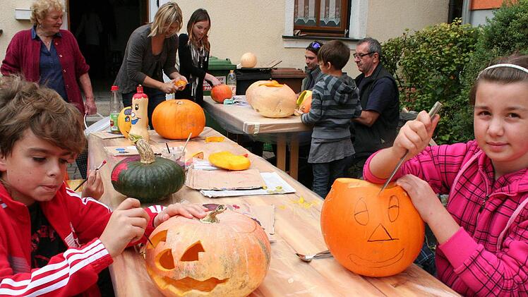 Lou und Nina schnitzten Halloween-Kürbisse. Foto: Evi Seeger
