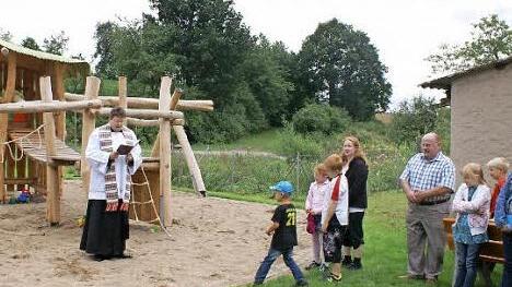 Kaplan Sebastian Krems segnete den neuen Spielplatz. Foto: pr