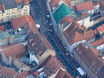 Bamberg steht ein dubioser Aufmarsch von "Asylmissbrauch"-Gegnern bevor, die unter anderem durch die Lange Straße ziehen. Doch gibt es Widerstand mit dem Tenor: Platz für Asylbewerber - nicht für Rechtsextreme. Die Stadt ist am Samstag längere Zeit blockiert.  Illustration: K.Heim