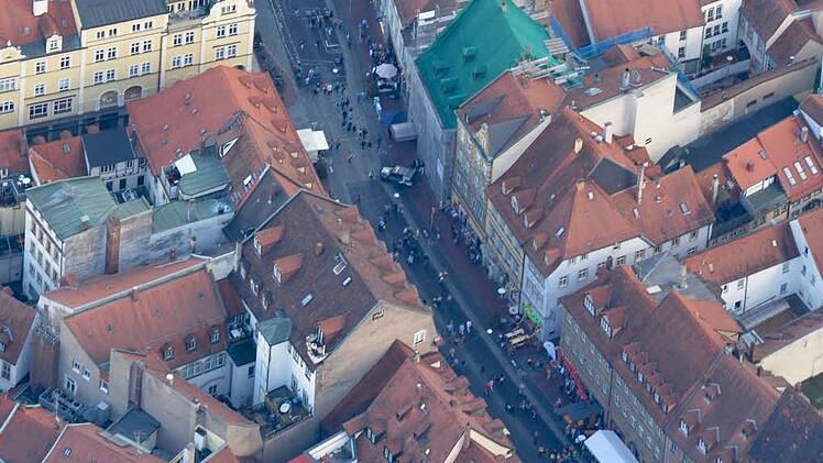 Bamberg steht ein dubioser Aufmarsch von "Asylmissbrauch"-Gegnern bevor, die unter anderem durch die Lange Straße ziehen. Doch gibt es Widerstand mit dem Tenor: Platz für Asylbewerber - nicht für Rechtsextreme. Die Stadt ist am Samstag längere Zeit blockiert.  Illustration: K.Heim