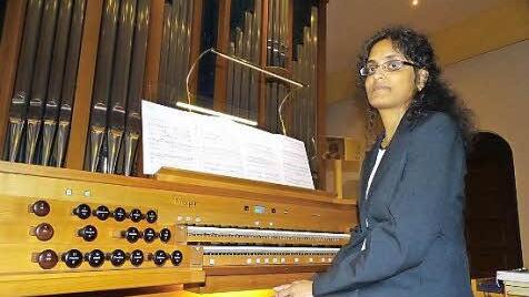 Ihr Debüt als Solo-Organistin im Rahmen ihrer ersten Konzertreihe absolvierte die junge Hofer Kirchenmusikerin Januka Gunaratnam erfolgreich auf der Rieger-Orgel in Nordhalben.  Foto: Norbert Neugebauer