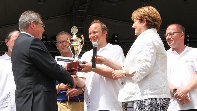 Stadtfest-Pokal: Hans Rohrmüller (2. v. l.), Vorsitzender der Forums, ehrt die Bürgerinitiative "Sinntal gegen die Stromtrasse". Foto: Ulrike Müller