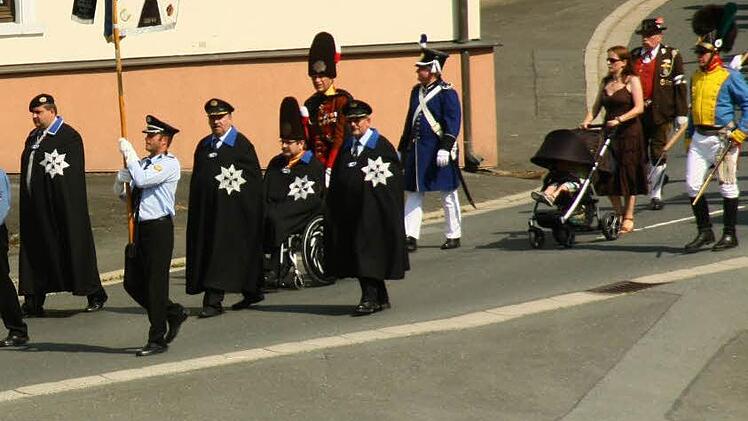 Auch historische Uniformen waren bei der Landesfriedenswallfahrt zu sehen. Foto: Klaus Klaschka