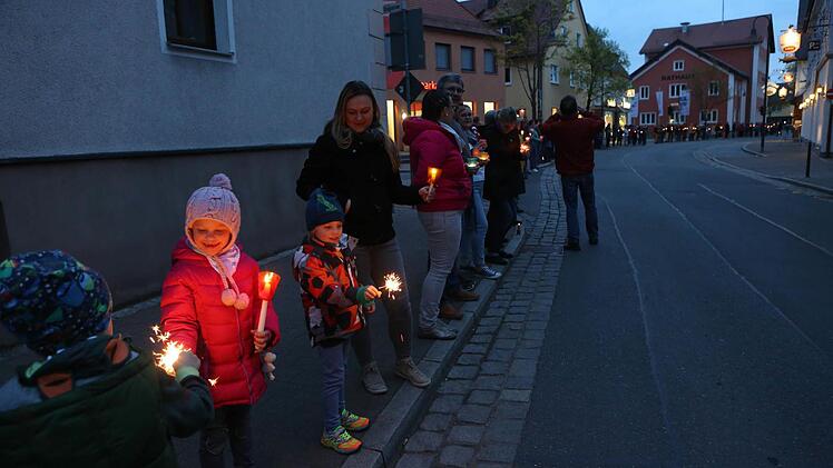 Lichterkette in Adelsdorf gegen Krieg und Gewalt. Foto: Barbara Herbst