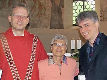 Wechsel an der Spitze der alt-katholischen Kirchengemeinde St. Nikolaus, von links Pfarrer Hans Jürgen Pöschl, Marie-Luise Plack und Wolfgang Graf  Foto: Martin Koch