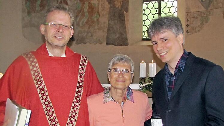 Wechsel an der Spitze der alt-katholischen Kirchengemeinde St. Nikolaus, von links Pfarrer Hans Jürgen Pöschl, Marie-Luise Plack und Wolfgang Graf  Foto: Martin Koch