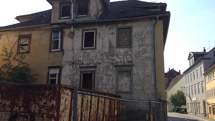 Das Gebäude zu Beginn der Leopoldstraße kann nicht mehr saniert werden und wird abgerissen.Foto: Oliver Schmidt