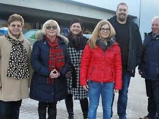 Blumenröther ist ein Familienunternehmen. Im Bild von links Johanna Blumenröther, Elisabeth Blumenröther, Simone Blumenröther, Anke Blumenröther, Tobias Blumenröther, Wolfgang Blumenröther und Julia Förtsch (geb. Blumenröther) mit Sohn Erik Foto: Veronika Schadeck