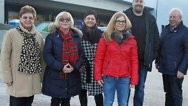 Blumenröther ist ein Familienunternehmen. Im Bild von links Johanna Blumenröther, Elisabeth Blumenröther, Simone Blumenröther, Anke Blumenröther, Tobias Blumenröther, Wolfgang Blumenröther und Julia Förtsch (geb. Blumenröther) mit Sohn Erik Foto: Veronika Schadeck
