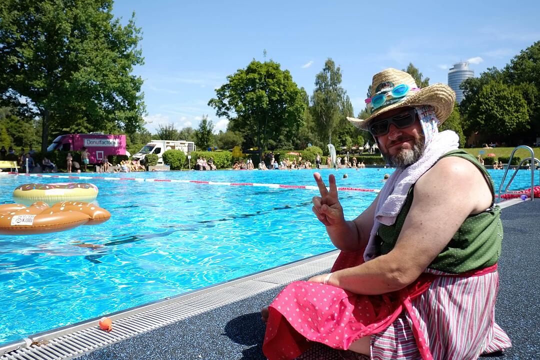Nürnberg: Dirndl-Flug-WM - mit Tracht ins Wasser