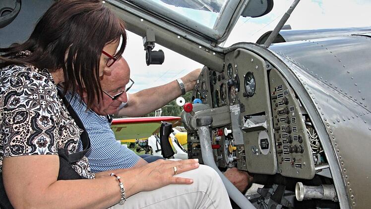 Sage einer Frau interessiert sich nicht für Technik. Diese Dame ließ sich nach der Landung vom Piloten der D0 27 das Cockpit erklären. Foto: Helmut Will