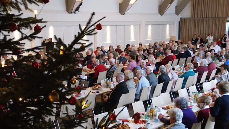Trotz des heftigen Schneefalls am Sonntag haben gut 200 Senioren aus Eltmann und den Stadtteilen die Einladung zur Altenehrung angenommen.Sabine Weinbeer
