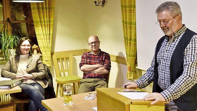 Einen ausf&uuml;hrlichen Bericht &uuml;ber das Wanderjahr 2018 gab Wanderwart Manfred Ke&szlig;. Vorsitzender Georg Herrlich und die bisherige Kassierin Gabriele Blank-Henk h&ouml;rten zu.  Foto: gerold Snater