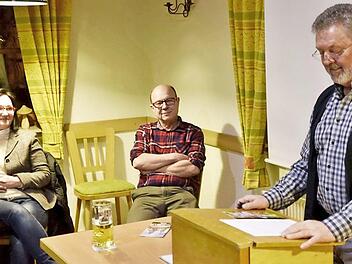 Einen ausführlichen Bericht über das Wanderjahr 2018 gab Wanderwart Manfred Keß. Vorsitzender Georg Herrlich und die bisherige Kassierin Gabriele Blank-Henk hörten zu.  Foto: gerold Snater