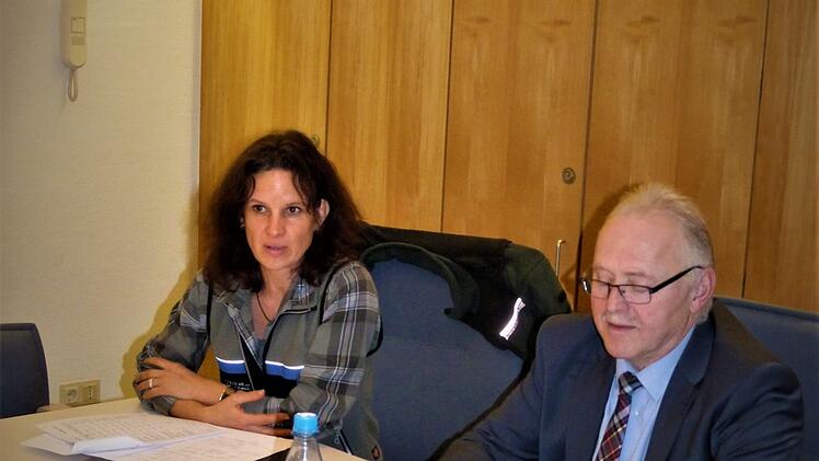 Försterin Anja Mörtlbauer und Bürgermeister Hans Tischhöfer im Gemeinderat. Foto: Werner Reißaus
