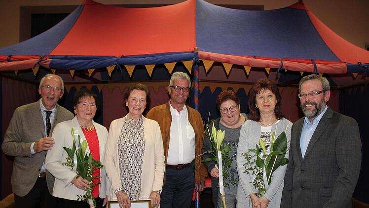 Vorsitzender Werner Vogel, zeichnet Irmgard Dittmer für 25 Jahre Mitgliedschaft, Ingeborg Willerding als Ehrenmitglied, Robert Kiesel, Monika Kiesel und Liberta Scheit für 25 Jahre Mitgliedschaft aus. Rechrs: 2. Vorsitzender Ludwig Metz.Doris Vogel