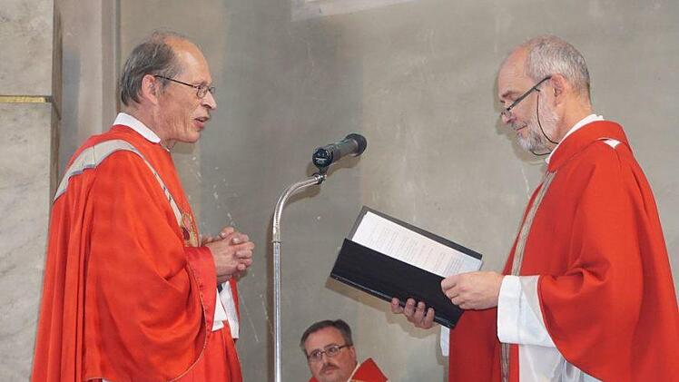 Pfarrer Hans Thurn legte das offizielle Versprechen  ab, dass er seine Amtspflichten gewissenhaft und in Treue zu Kirche,  Papst und Bischof erfüllen, und dass er der Gemeinde dienen werde.Marion Eckert