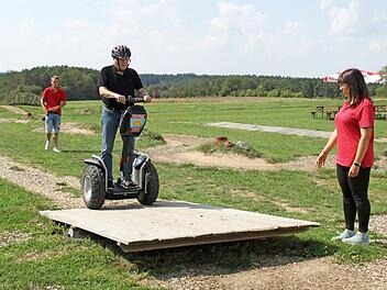 Unter den Augen von Jonas Springfeld und Teresa Rabbia meistert Gerhard Schmidt mit dem Segway die Wippe.  Foto: Carmen Schwind