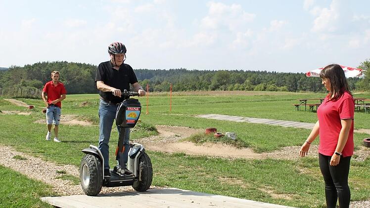 Unter den Augen von Jonas Springfeld und Teresa Rabbia meistert Gerhard Schmidt mit dem Segway die Wippe.  Foto: Carmen Schwind