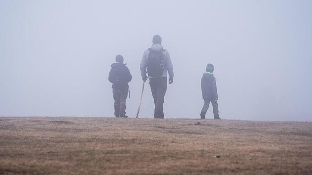 In der Fr&auml;nkischen Schweiz hatten sich zwei Senioren verirrt. Der starke Nebel erschwerte die Suche nach den Wanderern. Symbolfoto: Frank Rumpenhorst/dpa