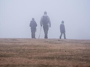 In der Fr&auml;nkischen Schweiz hatten sich zwei Senioren verirrt. Der starke Nebel erschwerte die Suche nach den Wanderern. Symbolfoto: Frank Rumpenhorst/dpa
