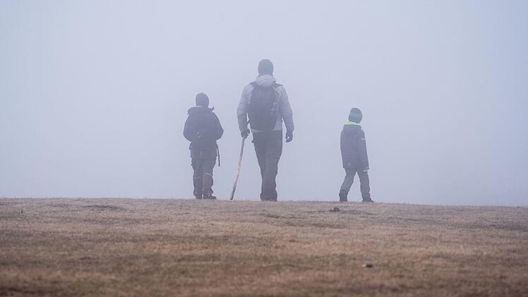 In der Fr&auml;nkischen Schweiz hatten sich zwei Senioren verirrt. Der starke Nebel erschwerte die Suche nach den Wanderern. Symbolfoto: Frank Rumpenhorst/dpa