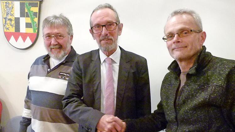 Im Beisein des Feldgeschworenen-Obmanns Heinz Großmann (links) vereidigte Bürgermeister Martin Rauscher (Mitte) den neuen Feldgeschworenen Dieter Raab (rechts). Foto: Lothar Weidner