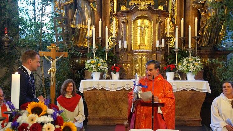 Johannes Maciejonczyk, Bürgermeister von Burgebrach, übergab ein Geschenk.Joseph Beck